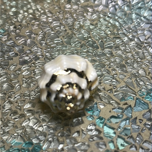 Gold shell 1” necklace charm - Picture 5 of 7